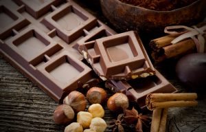 خواص شگفت انگیز شکلات تلخ برای زیبایی وسلامتی بدن