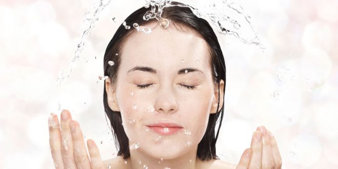 معرفی با چند عادت روزانه نامناسب برای شستن صورت خود را آزار می دهید