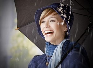 راهکارهای جذاب برای داشتن آرایش شیک و جذاب در روزهای بارانی