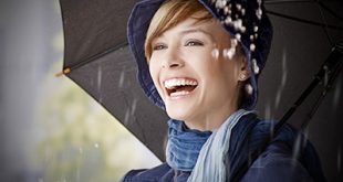 راهکارهای جذاب برای داشتن آرایش شیک و جذاب در روزهای بارانی