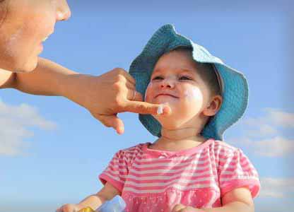 خصوصیات بهترین ضد آفتاب و مرطوب کننده مخصوص نوزادان و کودکان کدام است؟
