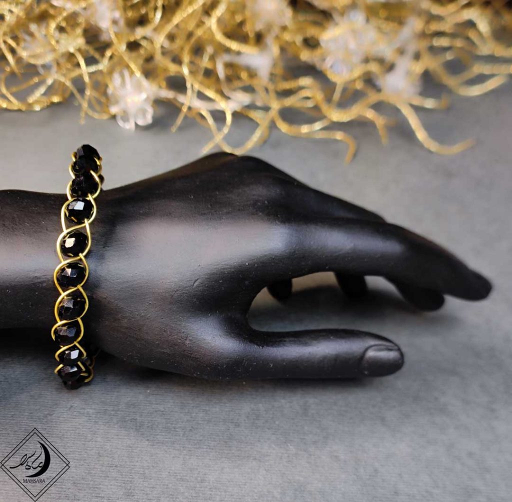 دستبند برنجی طلایی با کریستال سیاه