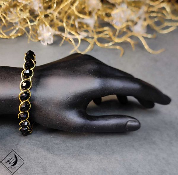 دستبند برنجی طلایی با کریستال سیاه